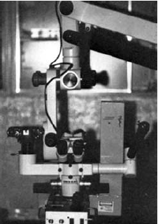 Lézerrel egybeépített operációs mikroszkóp